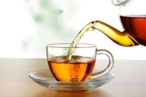 از بین بردن لکه چای روی فرش کرم رنگ