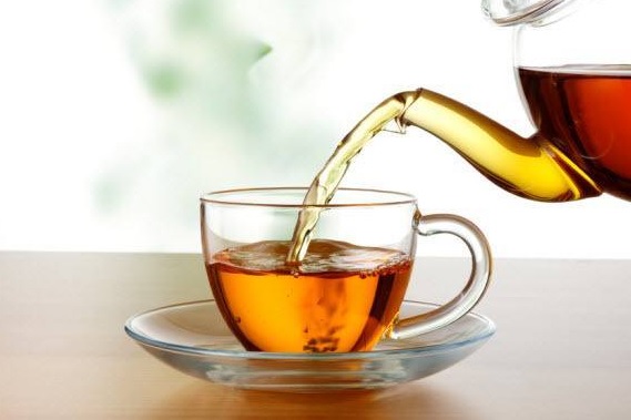 از بین بردن لکه چای روی فرش کرم رنگ